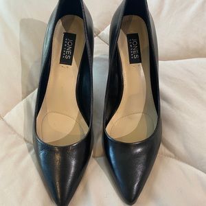 Jones New York black leather pumps